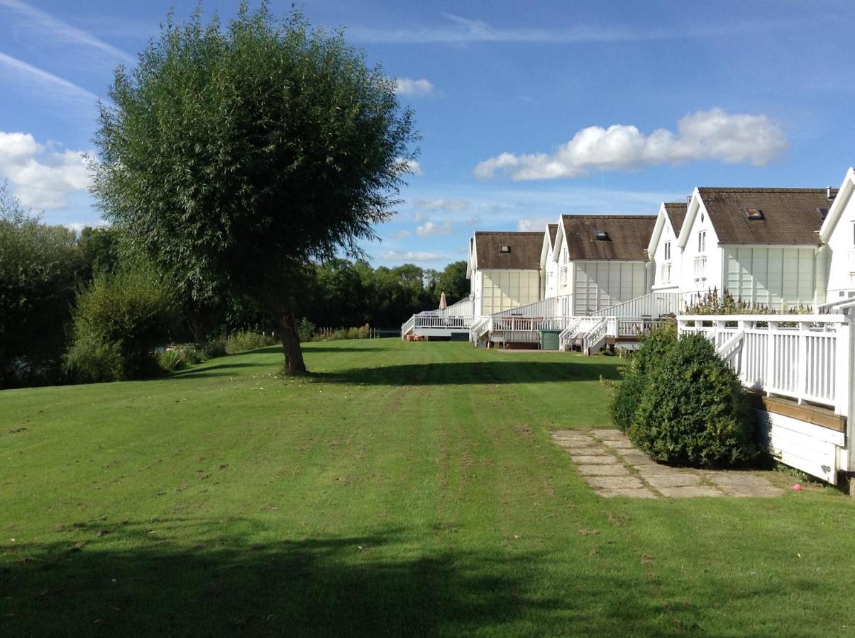 Medway Lodge South Cerney Exterior photo